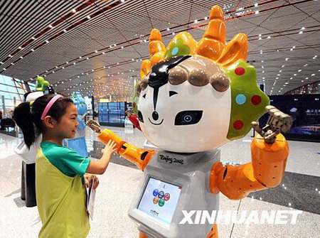 奥运五福娃机器人亮相北京首都机场[组图]-奥运
