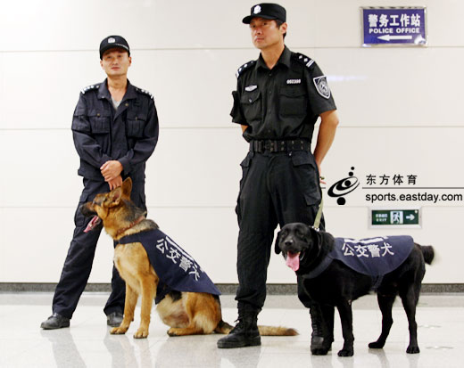 北京铁路安检升级 警犬上阵不明液体受检[图]-