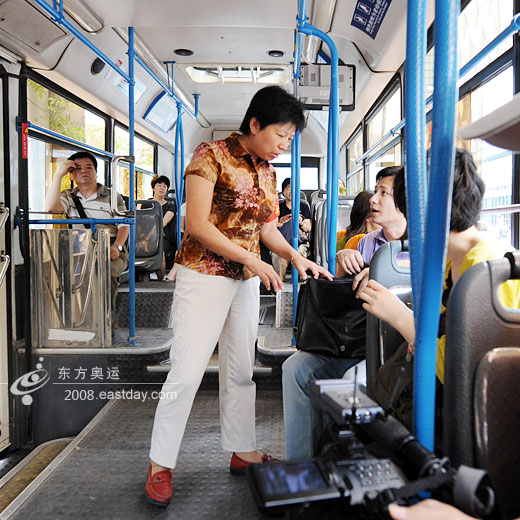 北京公交8月 逢包必检 2.5万名安巡员上岗[图]-