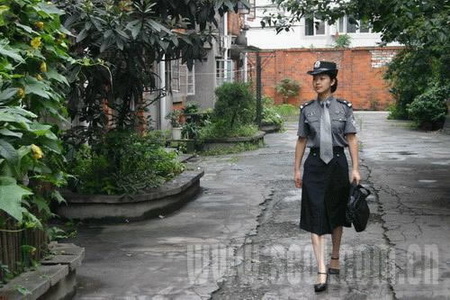 热情期盼传奥运圣火 成都女警察想 跑慢些 [图]