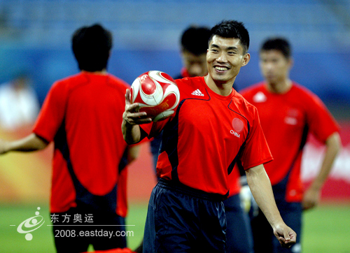 郑智家乡沈阳踢球很兴奋 回应转会英超传闻[图