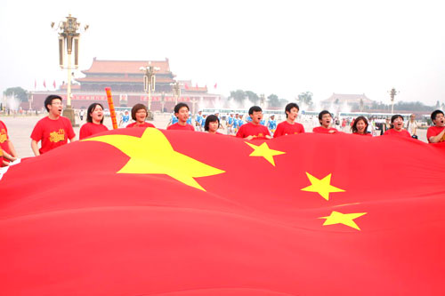 天安门广场惊现巨型国旗 百人齐声高喊"中国赢"