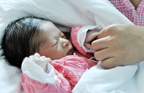 上海国际妇婴保健院今日凌晨迎来首个奥运宝宝