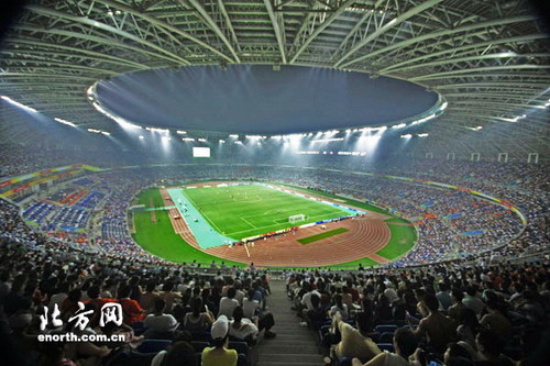 美日足球赛 水滴 爆满 各国球迷享奥运大餐[图]