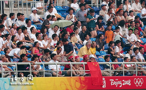 美日足球赛 水滴 爆满 各国球迷享奥运大餐[图]