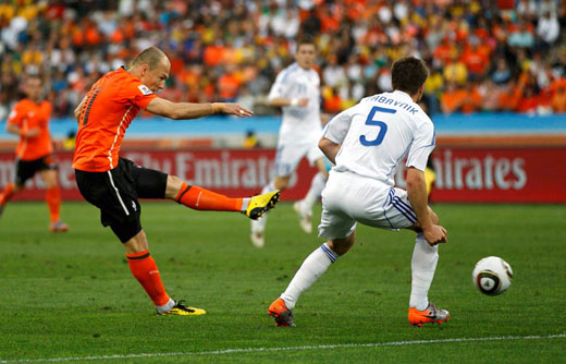 世界杯-罗本首发破门 荷兰2-1力擒黑马晋级八强