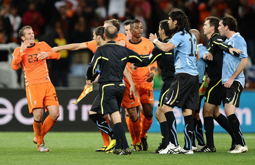 乌拉圭球员赛后围攻裁判 替补冲场内引冲突-