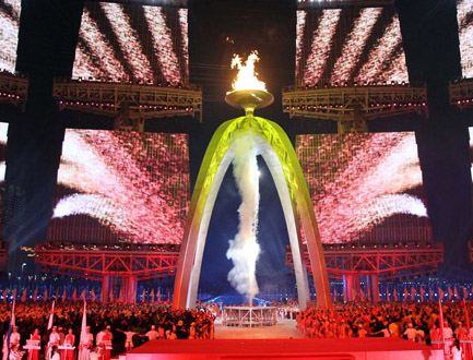 温家宝宣布广州亚运会开幕 何冲放鞭炮点燃圣