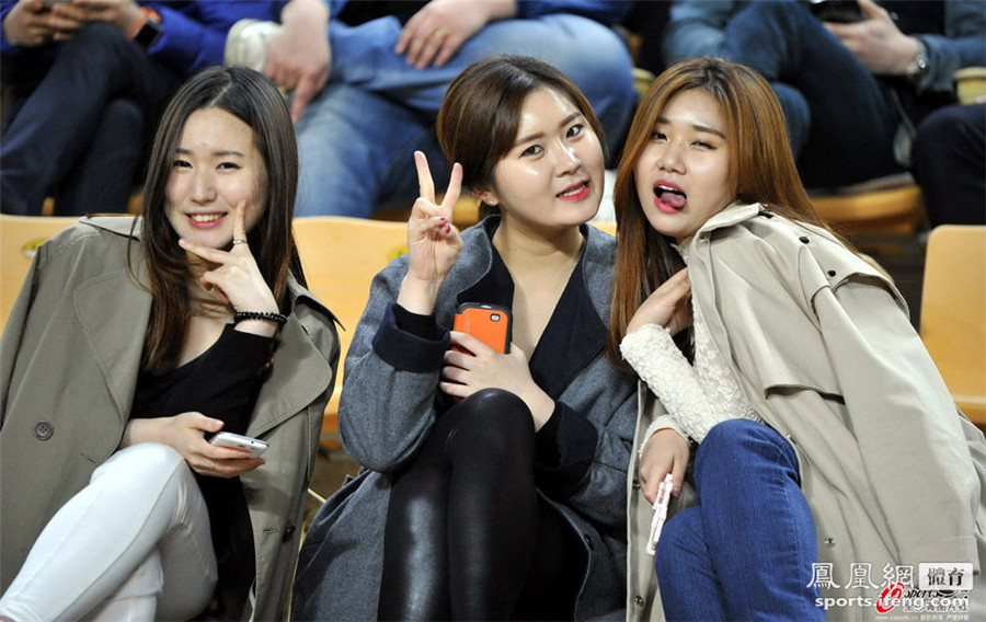 韩国女球迷助威亚冠 挤眉弄眼风情万种