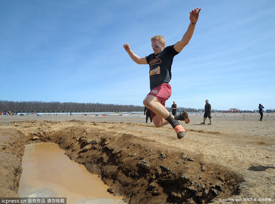 美国强悍泥人障碍赛跑 选手全身泥泞挑战极限
