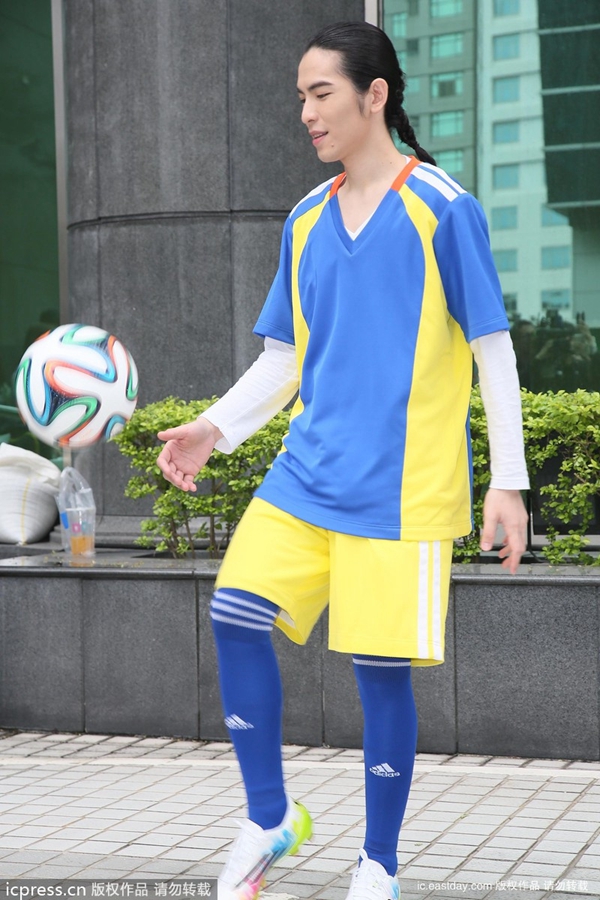 萧敬腾任世界杯足球赛台湾区大使 雨神蓝黄球