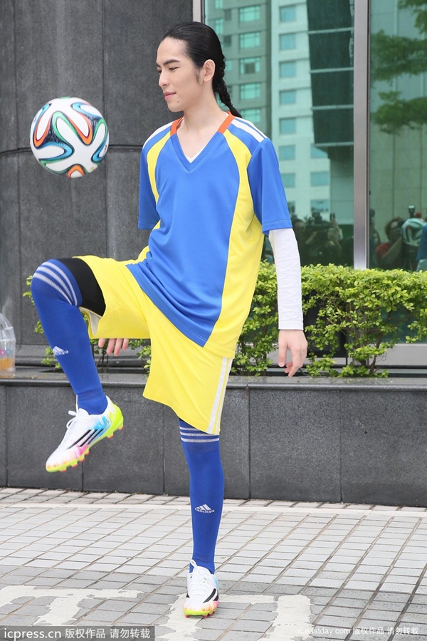 萧敬腾任世界杯足球赛台湾区大使 雨神蓝黄球