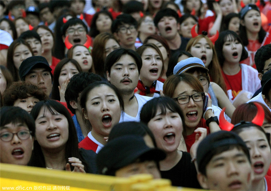 韩国球迷雨夜观战世界杯 球队遭屠杀集体哭爹