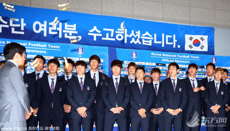 韩国男足回国主帅鞠躬道歉 球员被扔杂物被骂