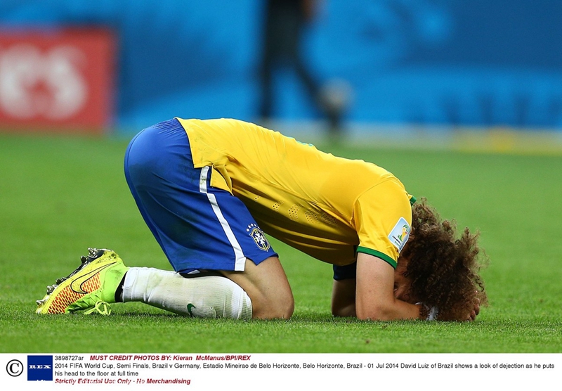 巴西主场溃败无缘冠军 球员痛哭流泪伤心不已