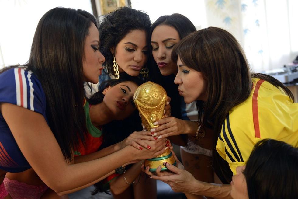 委内瑞拉女主持人集体脱衣播报世界杯