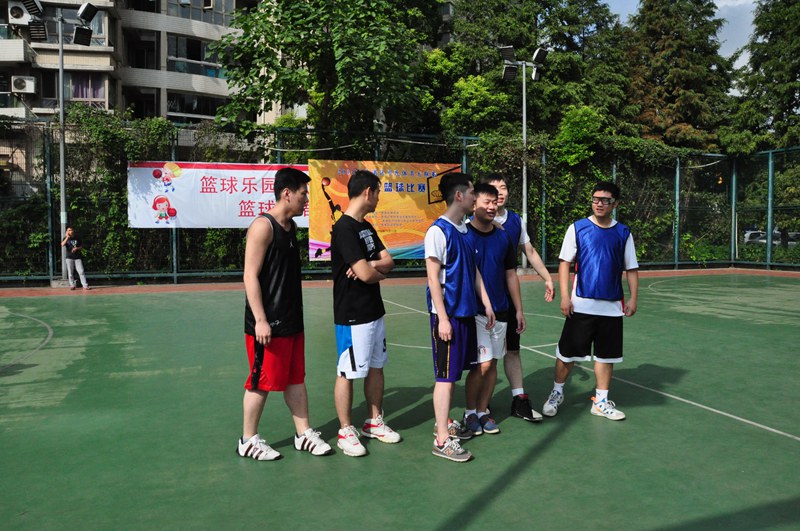 年黄浦区市民体育大联赛三对三篮球比赛在卢湾少体校室外篮球场举行