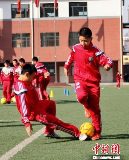 内蒙古足球改革试点微观察:足球少年的蜕变-闫