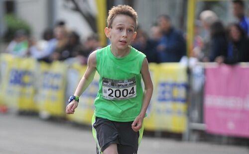 10岁小孩破半马世界纪录 马拉松纪录屡被刷新