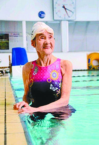 日本100岁女选手80岁开始练游泳 已破25项世