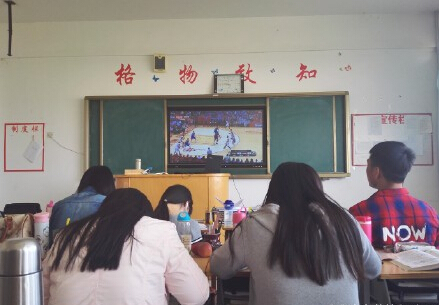 生课间看NBA电视直播 网友:羡慕这样教室-学生