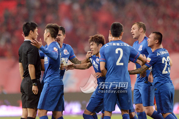 足协开会肯定上海德比主裁 申花或多人遭追罚