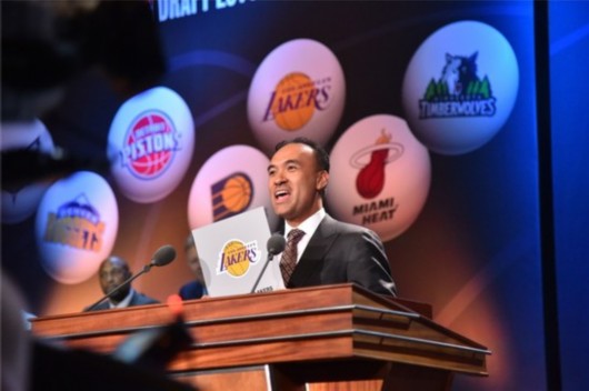 湖人欲靠签球星迅速崛起 库总:没时间用选秀重