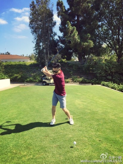 李小鹏晒爱女运动照 小奥莉走平衡木有模有样