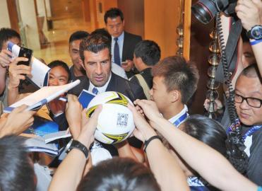 菲戈来中国推广足球学校 绝口不提FIFA腐败案
