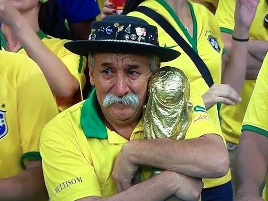 巴西著名球迷抗癌9年去世 哭泣一幕感动世界[