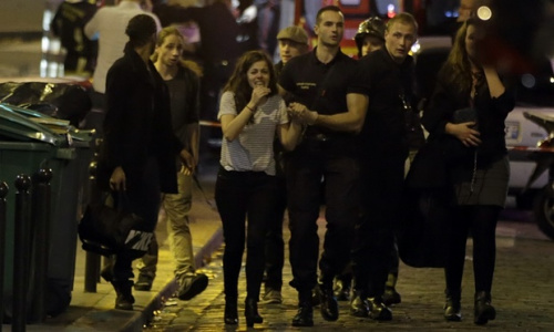 法德战球场外发生枪击爆炸 60人死上百人被劫