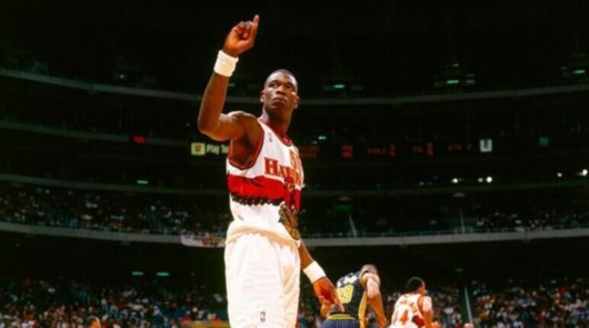 老鹰正式退役穆大叔球衣 万人摇手指致敬传奇-穆托姆博 穆大叔 球衣 最佳防守球员 赛季-东方体育-东方网