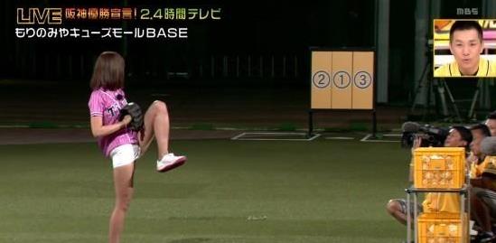 日本写真女星爆红 因投棒球姿势超性感