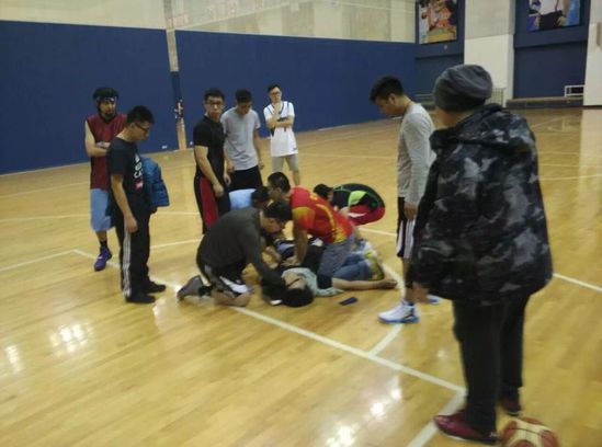 再生悲剧!民间球友打球猝死 仅打5分钟突然倒