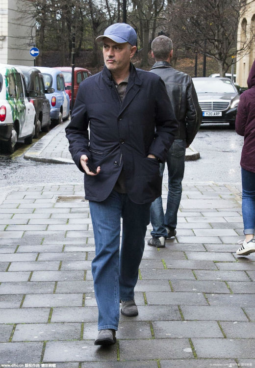 里尼奥现身伦敦街头狗仔大方拍照狂人嘴里念念有词