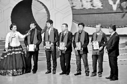 延边足球60年颁奖 朴泰夏率队冲超获最佳外教