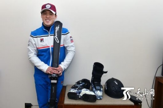 ���豺ܰ�Ц�����˶�Ա��ס�ı���������Լ���ѩװ����Ӱ��