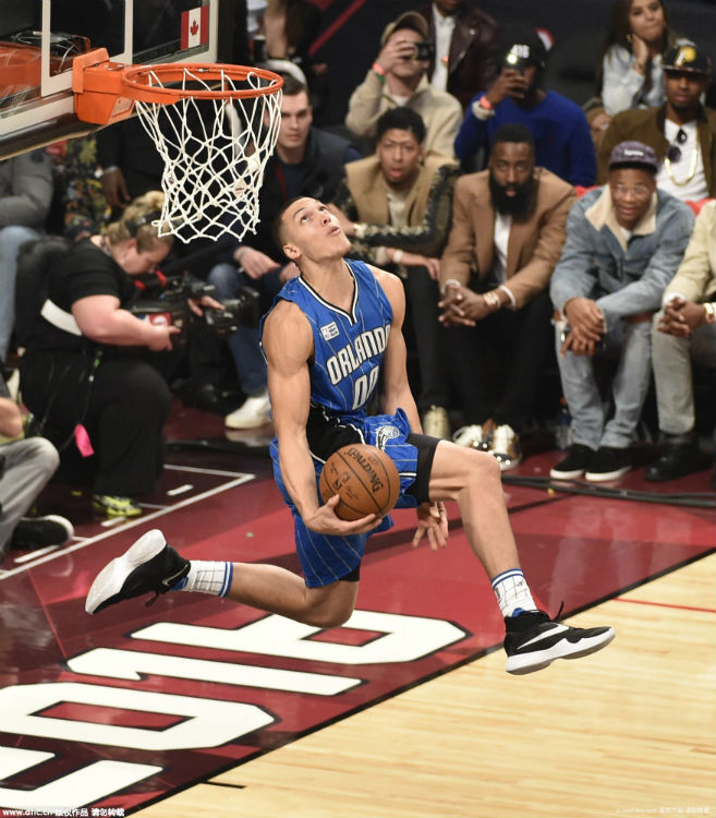 2016年NBA全明星扣篮大赛:拉文罚球线胯下换