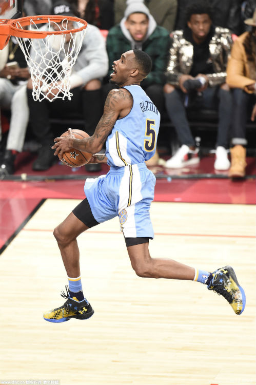 2016年NBA全明星扣篮大赛:拉文罚球线胯下换