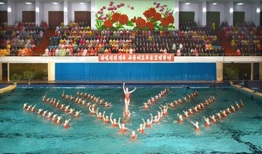 朝鲜美女上演水上芭蕾 纪念金正日诞辰日-水上