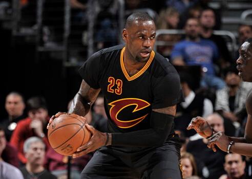 连13战20+撞飞对手+超传奇 詹皇一夜刷N纪录