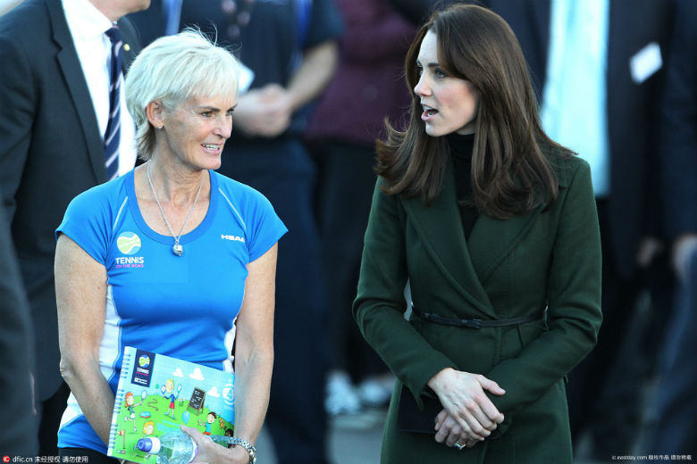 凯特王妃造访网球学校 王妃玩转网球拍活泼可爱