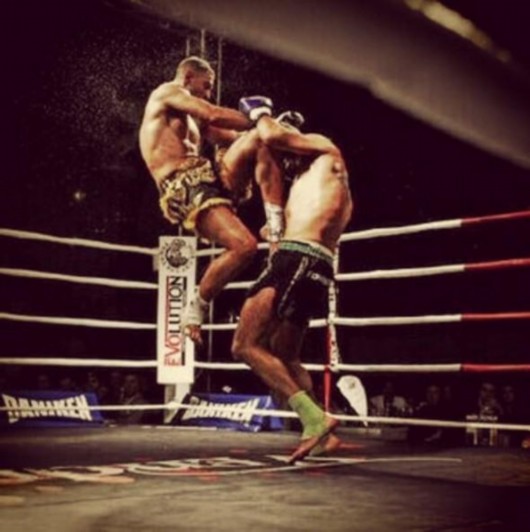 ����AK47�������� ���ؾ��ܿ�վ����ǿ��ϥ��