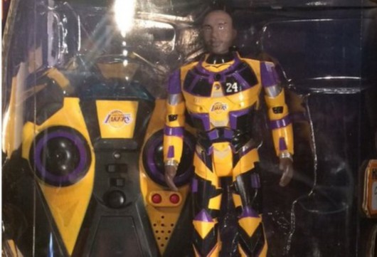 科比坐直升飞机赴斯台普斯 新装!机身印曼巴logo