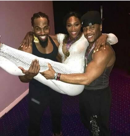 小威被两猛男公主抱 吊环上劈叉被称神似蔡依