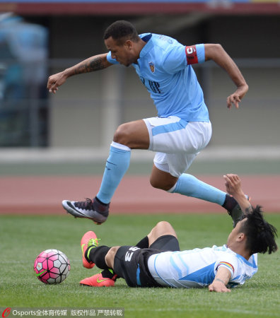 铁汉!孙可头破血流戴泳帽拼杀 遗憾进球被吹越位