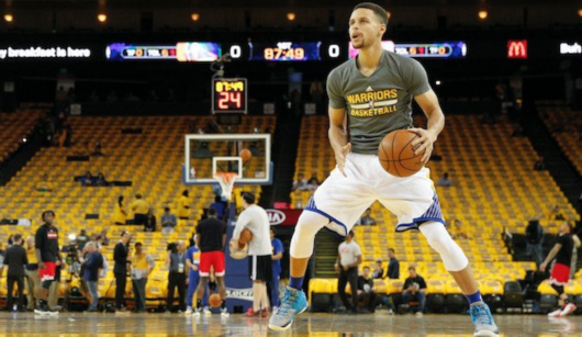 前线直击:库里右脚只能稍离地面 面露失望离场