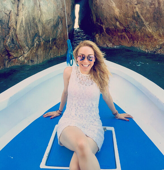 曝C罗恋上美女飞行员 她竟是巴萨球迷-亚历杭