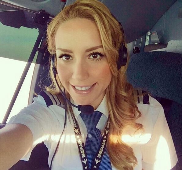 曝C罗恋上美女飞行员 她竟是巴萨球迷-亚历杭