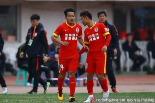 进球GIF-杜震宇禁区外挑传 闫峰扫射将比分扳